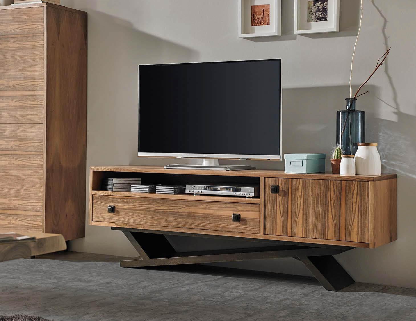 REF. 6651 BANCADA TV IRON Nº2 Medidas: 175x40x60