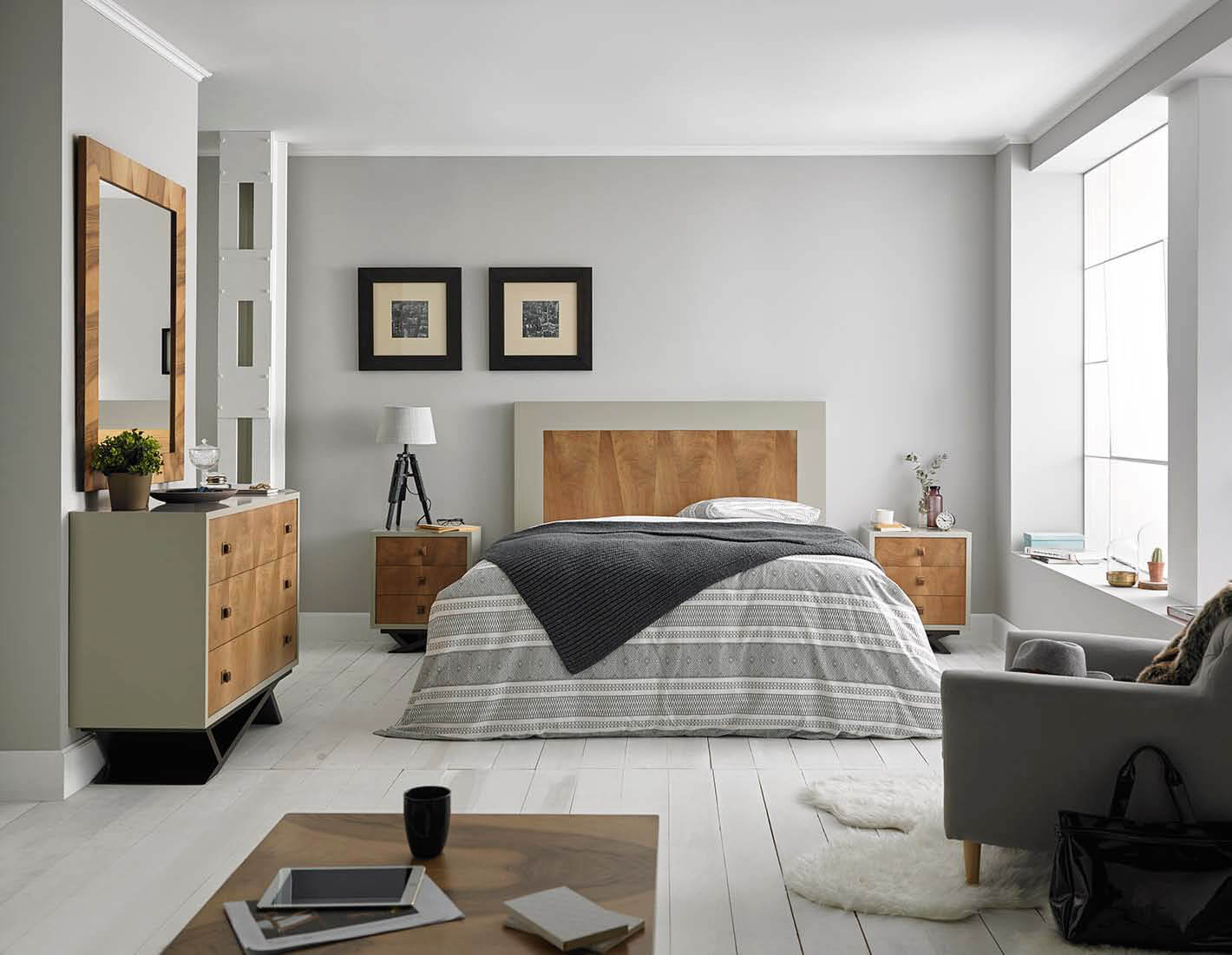 REF. 6700 CABECERO NATURA DE 160 X 125 H. / REF.6716 MESITA NATURA DE 3 CAJONES Medidas:0x35x61